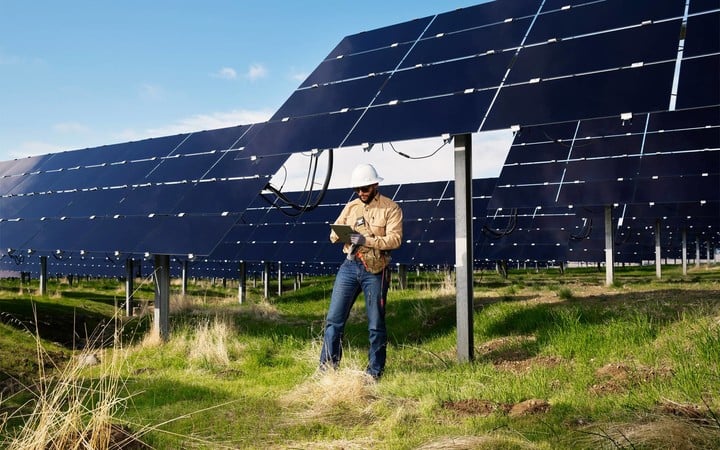 Apple_announces-new-climate-efforts-with-over-110-suppliers-transitioning-to-renewable-energy_team-member-near-solar-panels_033121.jpeg!720