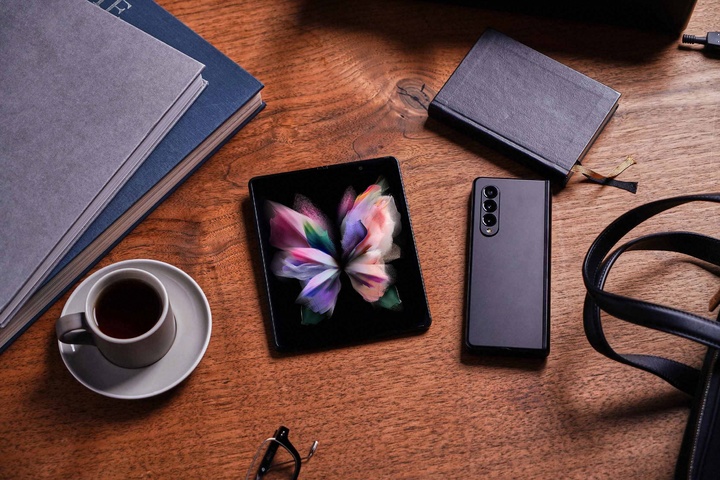 lifestyle_galaxyzfold3_5g_phantomblack.jpg!720