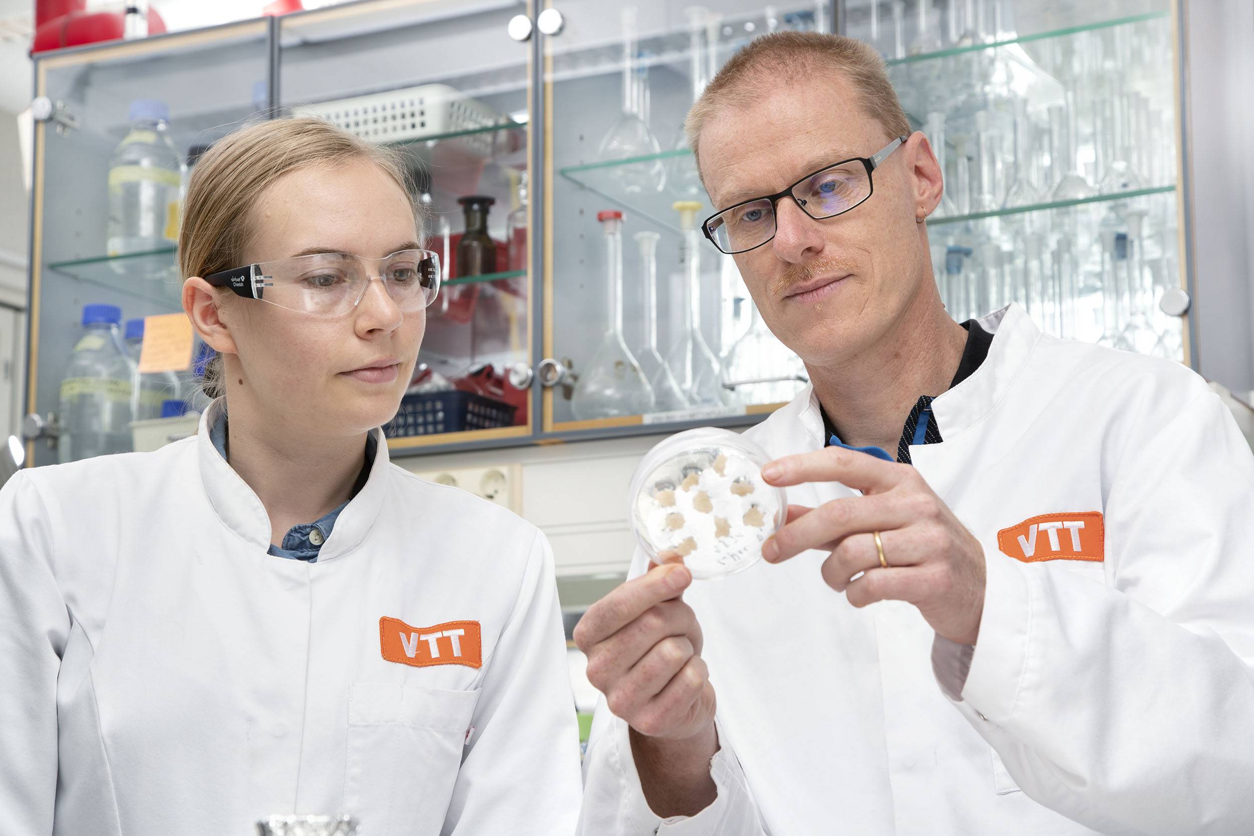 VTT3 - Il caffè artificiale è qui! Scienziati finlandesi lanciano la prima tazza di caffè coltivato con le cellule