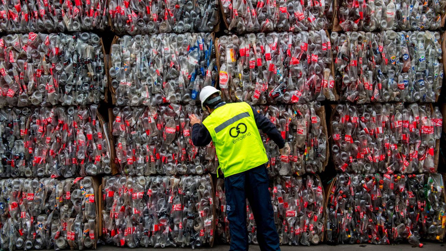 GETTY IMAGES - Perché Coca-Cola, che ha lanciato bottiglie a base vegetale, è diventata il più grande “inquinatore di plastica” al mondo per quattro anni consecutivi?