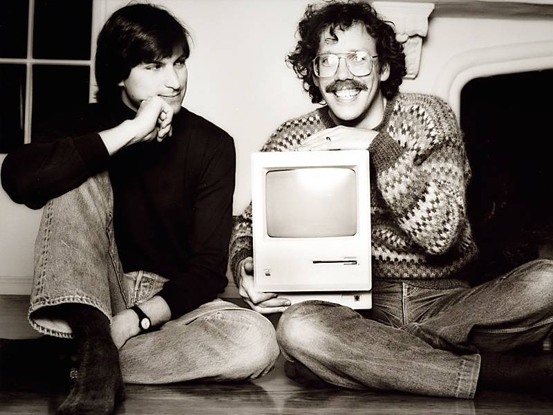 Steve Jobs and Bill Atkinson with Macintosh - Perché il MacBook Pro sembra più spesso?