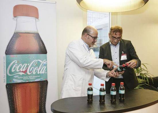 coca15 - Perché Coca-Cola, che ha lanciato bottiglie a base vegetale, è diventata il più grande “inquinatore di plastica” al mondo per quattro anni consecutivi?