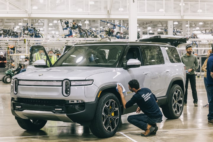 董车日报 | Rivian 交付首批电动 SUV / 华为余承东：智能汽车黄金时代已来 / 智己 L7 beta 来了