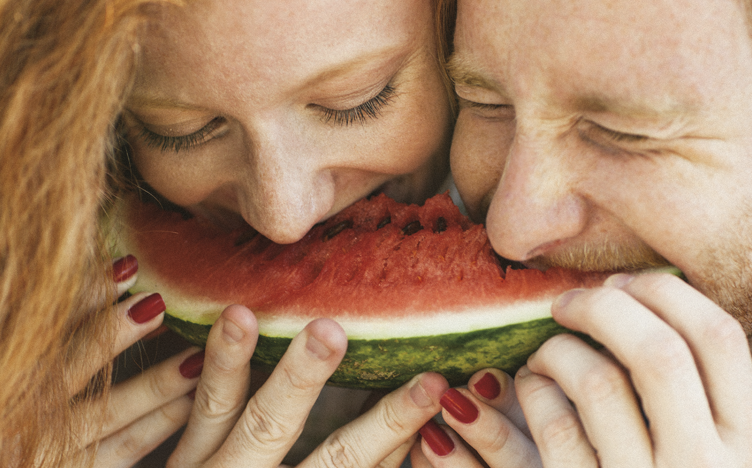 couple eating watermelon - La ciliegia cammina nel cuore, l’anguria cammina nel rene, questa app usa la frutta per contrassegnare le tue esigenze di appuntamenti nudi