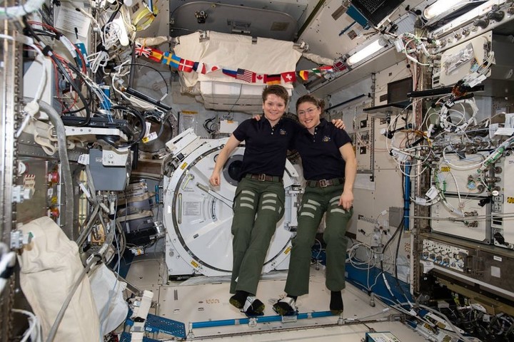 因「服装不足」取消女性太空行走后，NASA 开发定制宇航服