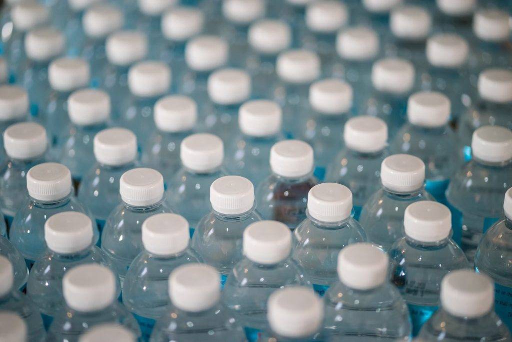 0401microplastic 5 - Quasi 100.000 particelle di microplastica entrano nel tuo corpo ogni anno dalle bottiglie di plastica