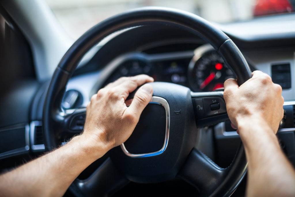 drivers hand on the car horn - Sono passati quasi 200 anni, e ci sono touch screen ovunque, ma non possiamo ancora lasciare i “pulsanti”