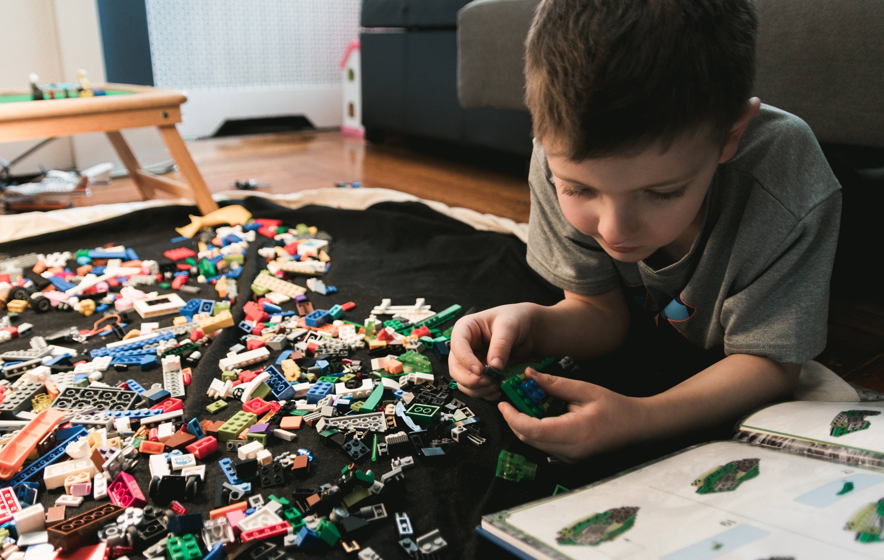 kelly sikkema Z9AU36chmQI unsplash - La versione LEGO di “Fortnite” sarà il prossimo metaverso per bambini