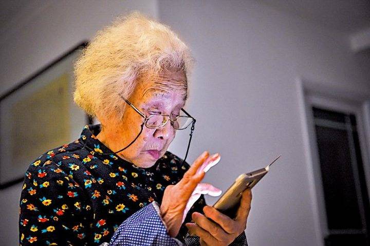 laoren - Insegnare agli anziani a usare gli smartphone non è difficile