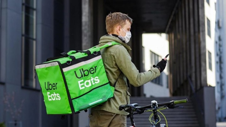 为 Uber Eats 用户送餐的配送员，可能是机器人和自动驾驶汽车