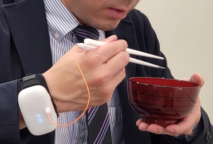 taste-adjusting-chopsticks-kirin-holdings-meiji-university-product-design_dezeen_2364_col_2.jpg!720