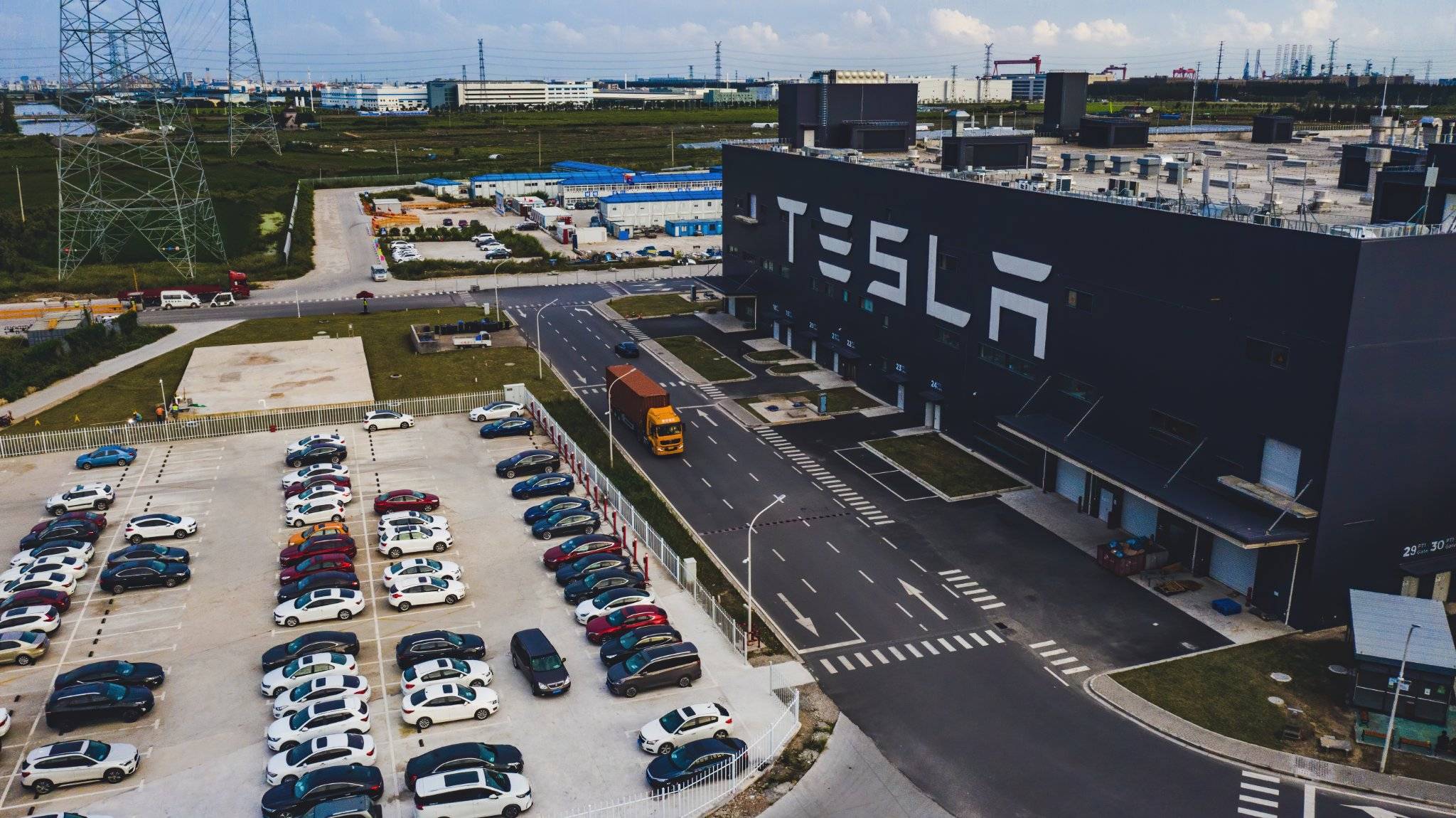 tesla2 - Tesla potrebbe costruire una seconda fabbrica a Shanghai / L’ingegnere senior Ford si unisce ad Apple Car / GAC Honda porta un nuovo SUV