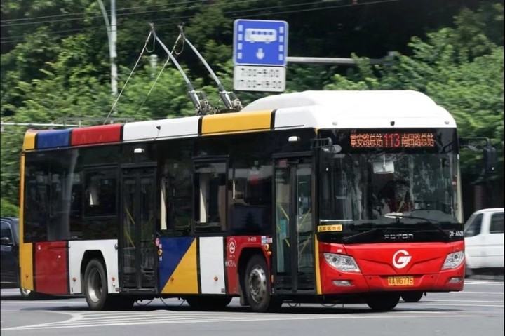 能无线充电的路，电动汽车堵在路上也能充电