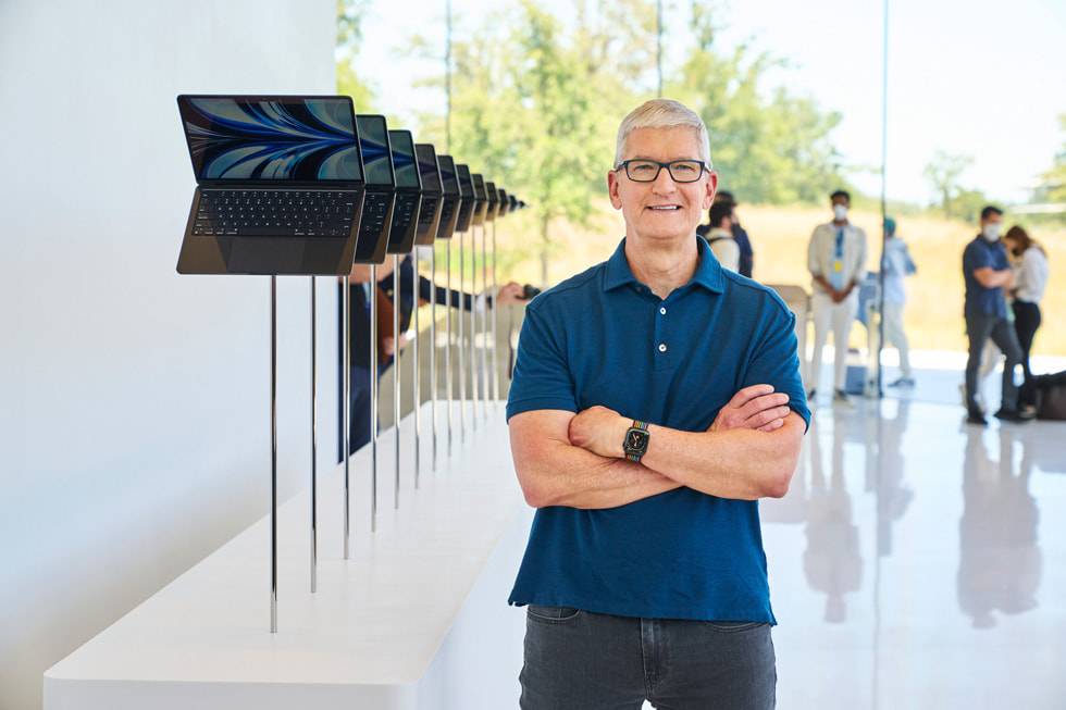 Apple WWDC22 hands on area MacBook Air Tim Cook Steve Jobs Theater Apple Park 220606 big.jpg.large - Vuoi vendere più Mac, il grande schermo è più efficiente del chip M2