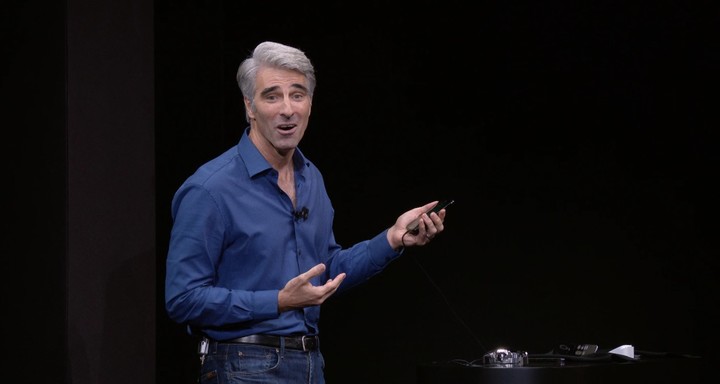 Apple-Events-September-2017-Craig-Federighi-Face-ID-demo-009.jpg!720