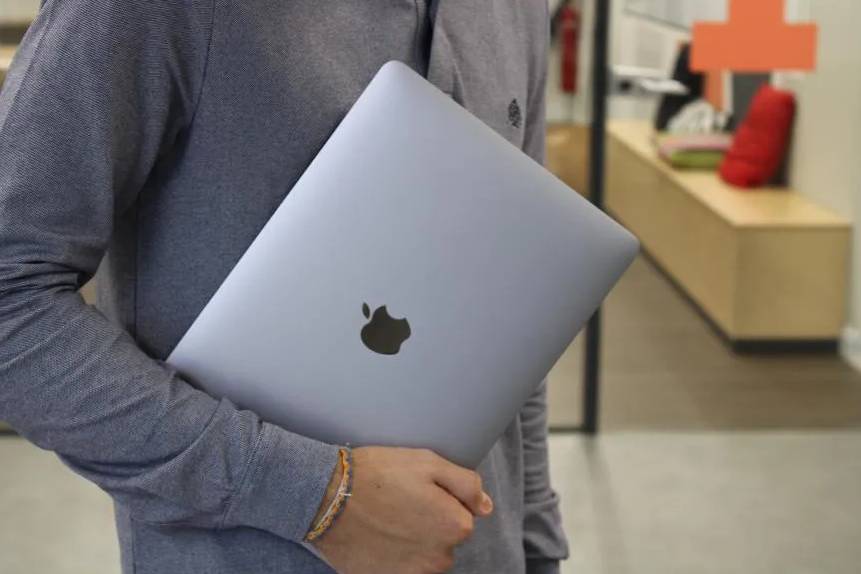 初代配备Touch Bar 的MacBook Pro，已被苹果无情淘汰| 爱范儿