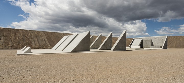 05.-20-x-9-45-90-180-City-c-Michael-Heizer-Triple-Aught-Foundation-2018-photo-Ben-Blackwell.jpg!720