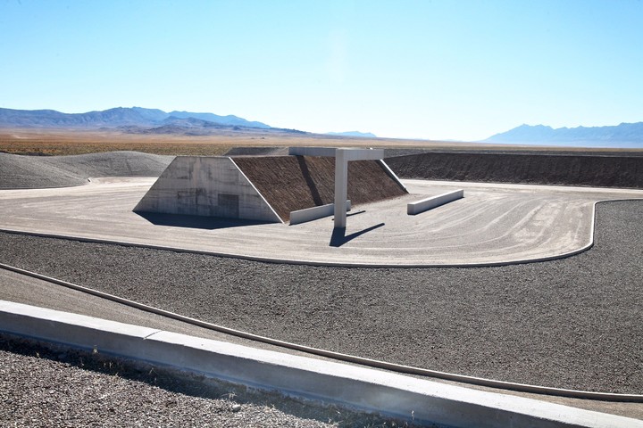 michael-heizer-the-city-nevada-land-art-_dezeen_2364_col_2.jpg!720