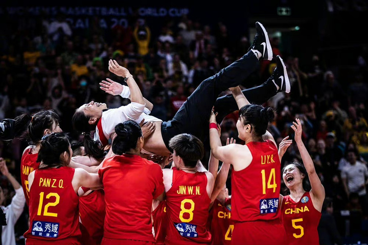 早报 | 祝贺！中国女篮挺进世界杯决赛 / iPhone 14 Pro 影像排名出炉 / 特斯拉回应大幅降价传闻