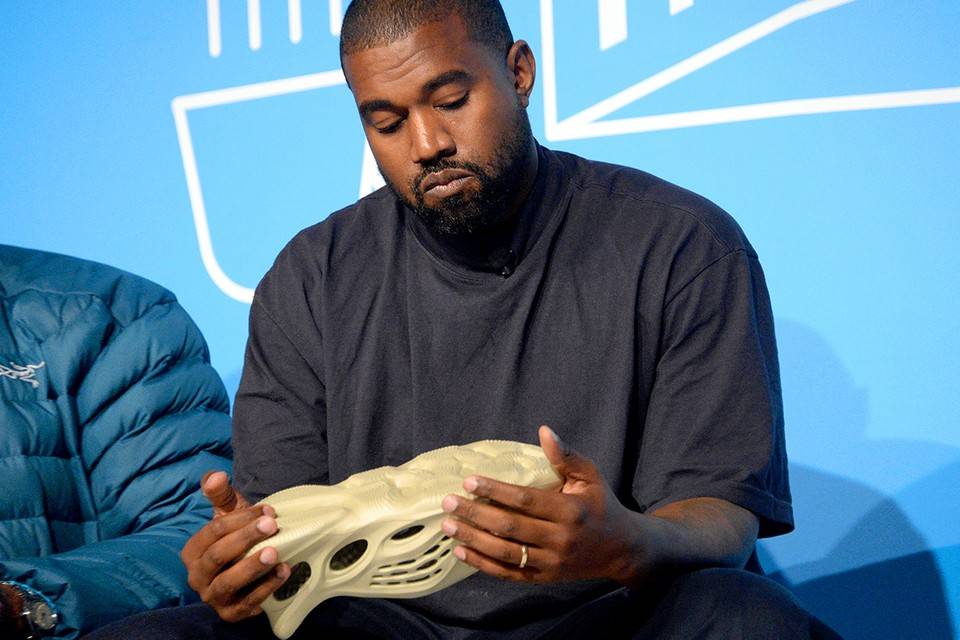 https hk.hypebeast.com files 2022 09 kanye west adidas 1 billion usd yeezy buyout claim buy shoe factory info 0 - Kanye se n’è andato, Yeezy ha continuato, ma l’Adidas ha ancora “perso”