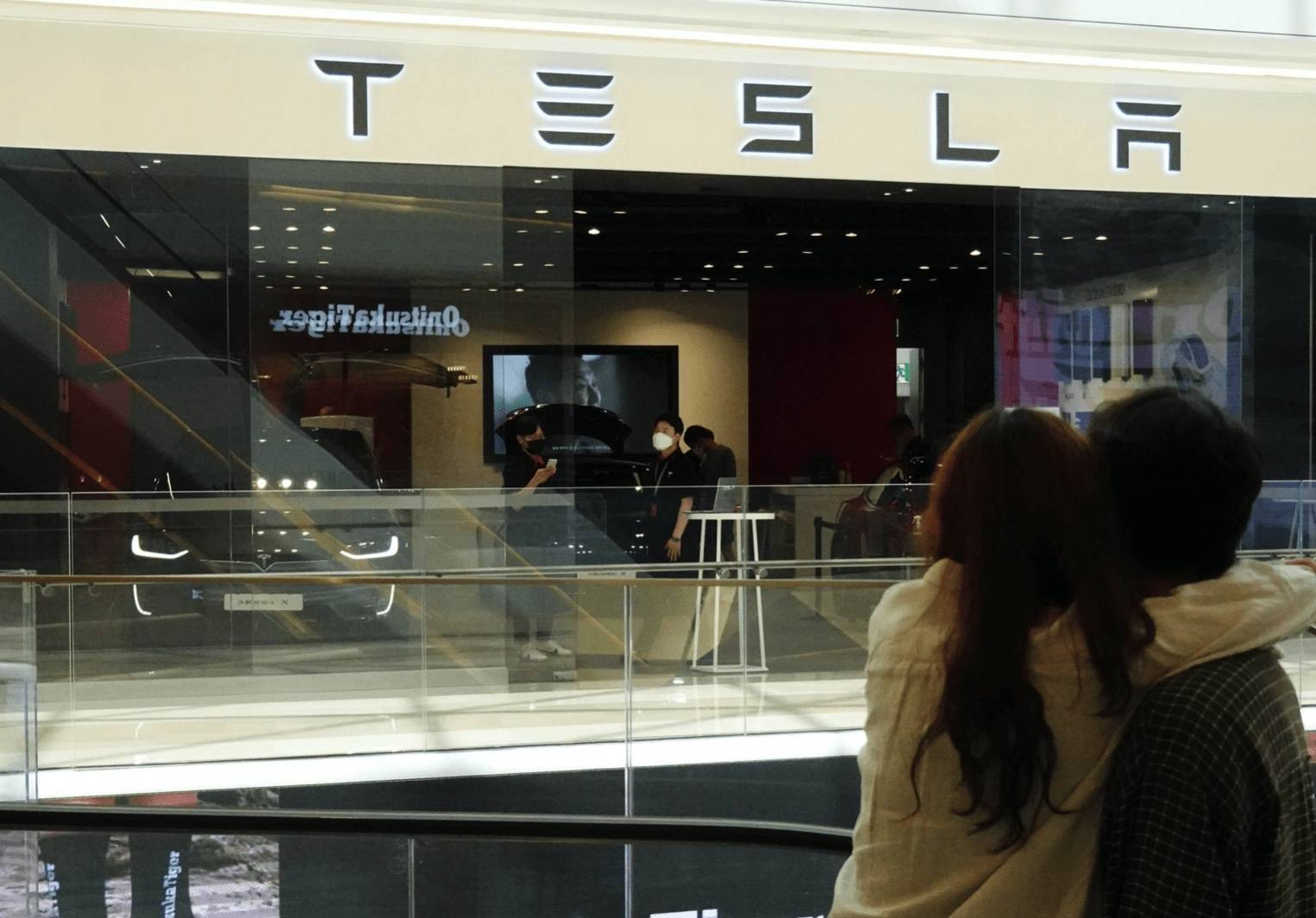 tesla2 1 - L’auto del Salone dell’auto di Guangzhou ha preso fuoco / Il prezzo delle azioni di Tesla è crollato, gli investitori al dettaglio della Corea del Sud hanno acquistato freneticamente il fondo / NIO ha abbassato le aspettative di consegna