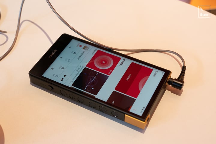 索尼 NW-ZX700 体验：更便携的「小黑砖」，随身醇音的工程级进化 | 新科技吧