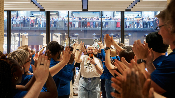 Apple-Battersea-London-opening-day-first-customers.jpg!720