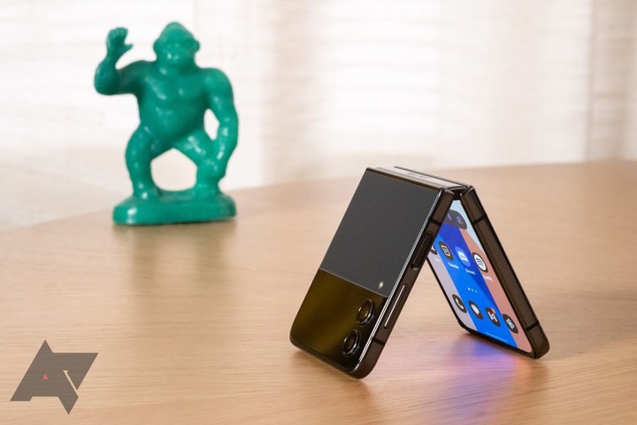 samsung-galaxy-z-flip-4-half-open-gorilla-goodbye.jpg!720