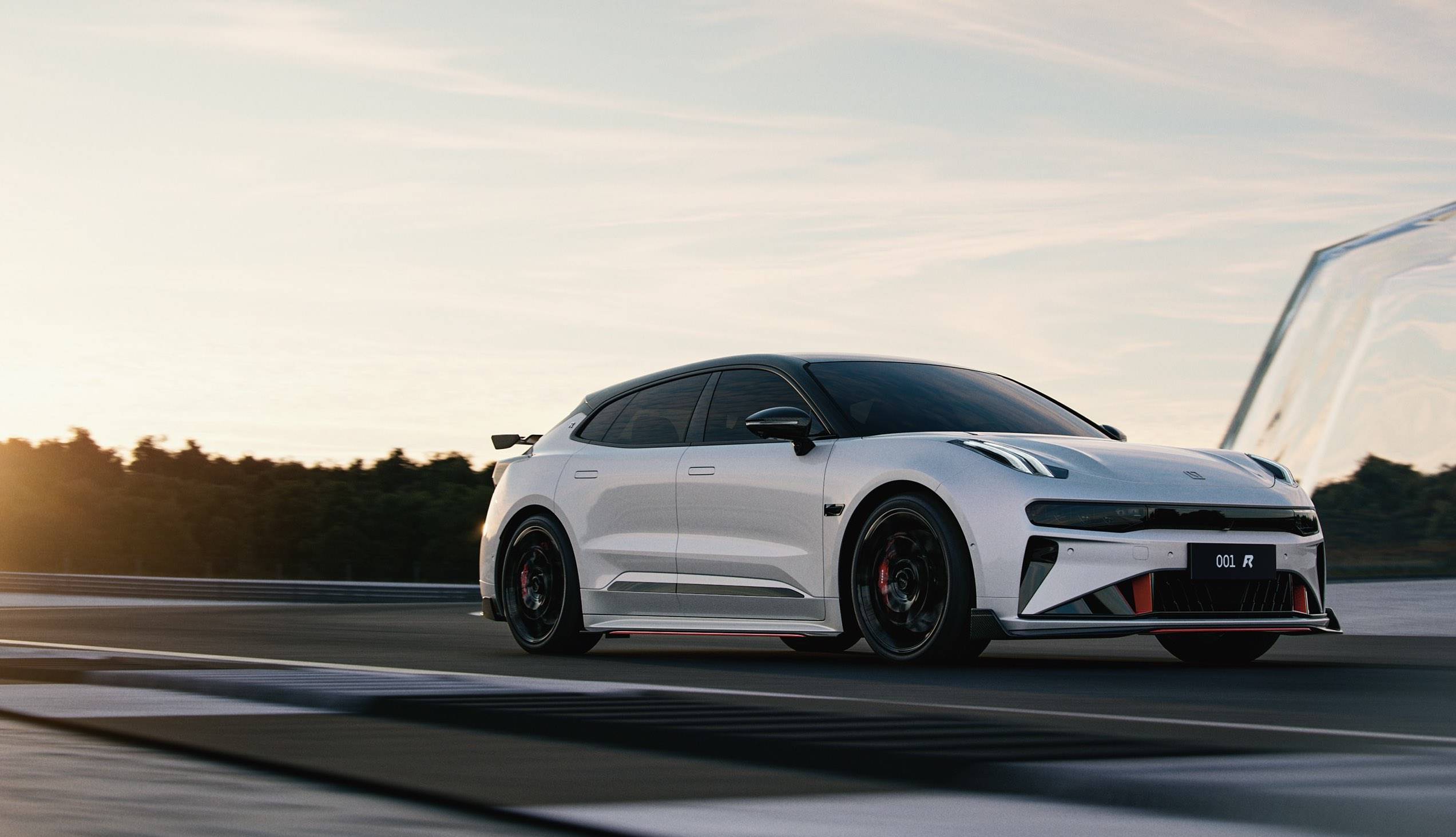 极氪发布百万级轿跑 001 FR，零百 2.07 秒，快过 Model S Plaid | 爱范儿