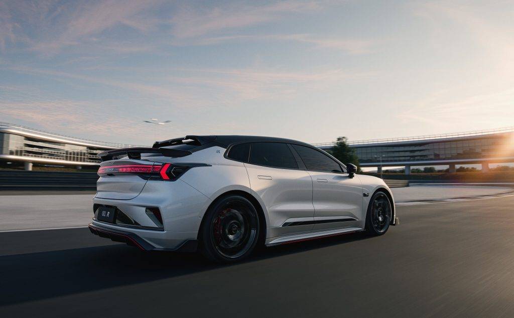 极氪发布百万级轿跑 001 FR，零百 2.07 秒，快过 Model S Plaid | 爱范儿