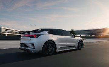 极氪发布百万级轿跑 001 FR,零百 2.07 秒,快过 Model S Plaid | 爱范儿