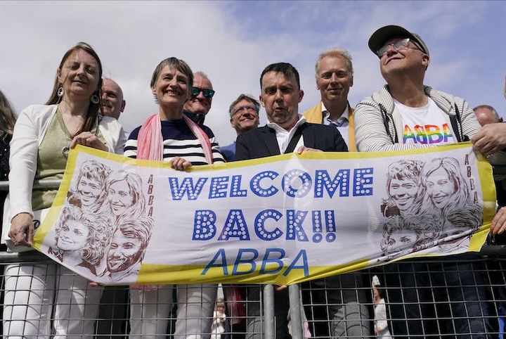 People-seen-holding-a-banner-that-says-_welcome_yyt.jpg!720