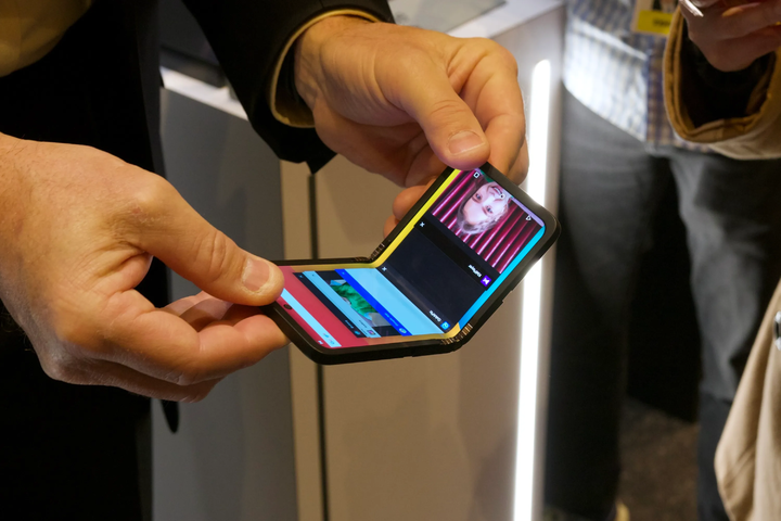 samsung display in and out folding phone 4.jpeg