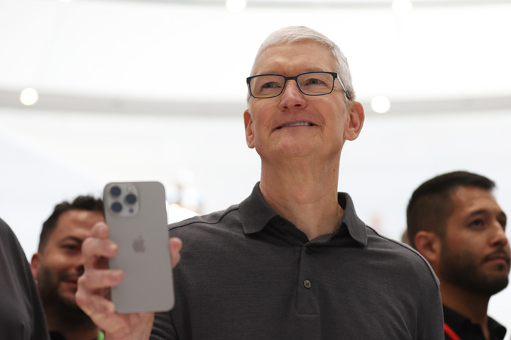 apple unveils iphone 15 and other new products