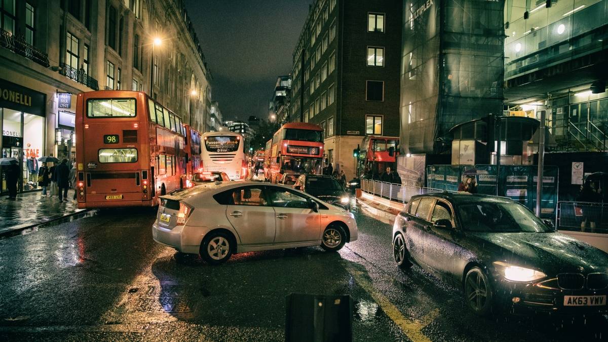 下雨天要堵车，咱还是打个专车吧