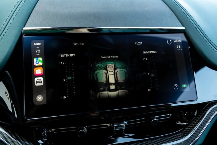 21 Apple CarPlay Ultra OE UI embedded within CarPlay audio settings