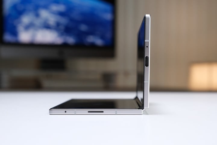 8 z fold7 side view