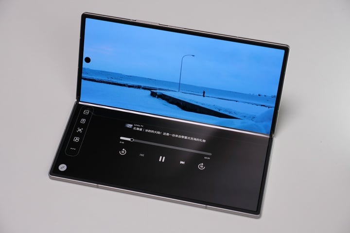 9 z fold7 hole camera