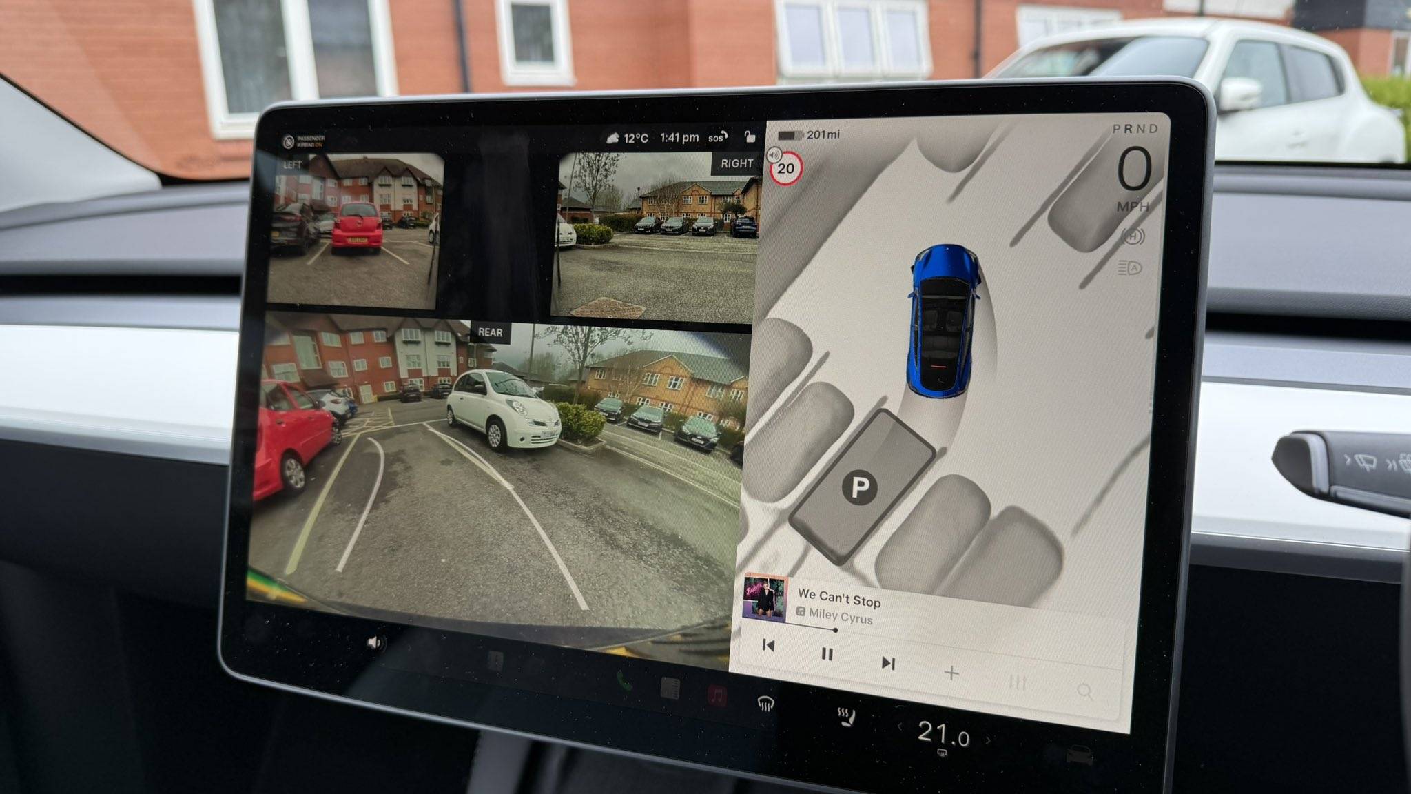 Tesla plant den Bau eines 150.000 Yuan teuren Model Y und reduziert dabei die Konfigurationen, wo immer möglich - Gok7zE1XsAAyDI7