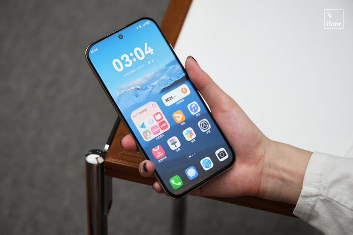 华为Mate 70 Air 轻薄旗舰:Air 的手感,Mate 的体验 12 13 hand fit 2