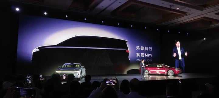 鸿蒙智行首款 MPV 命名为「智界 V9」,余承东:超越市面上所有旗舰 10 Xnip2025 12 09 17 56 19