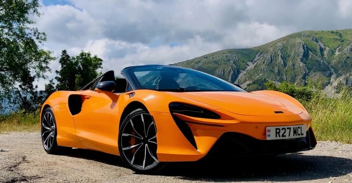 造型撞脸小米 YU7,绝不做 SUV 的迈凯伦,还是妥协了 9 Xnip2025 12 12 16 31 34