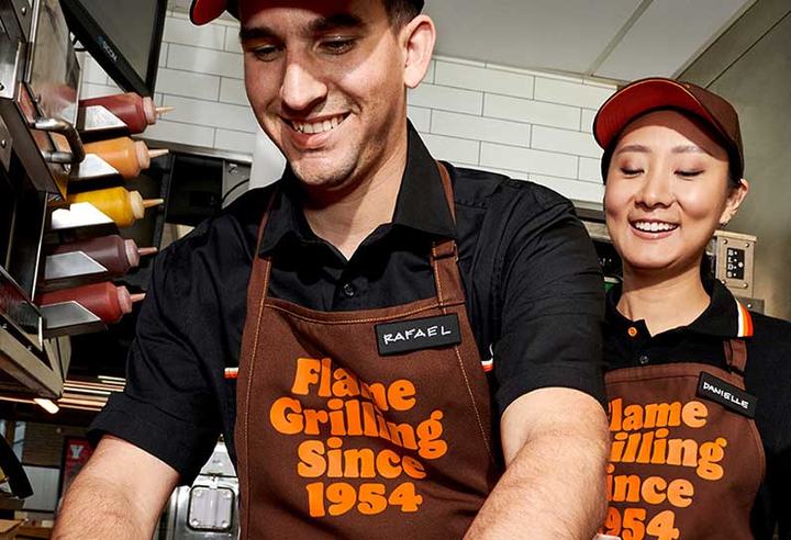 汉堡王给员工戴上 AI 耳机:你的每一句「谢谢」,都在被 AI 打分 6 Burger King Employees Working Kitchen