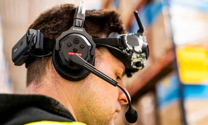 汉堡王给员工戴上 AI 耳机:你的每一句「谢谢」,都在被 AI 打分 1 Warehouse Employee Headset