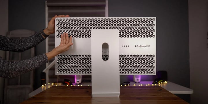 21 pro display xdr hand