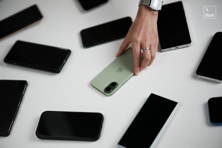 25 iPhone 17 hero shot