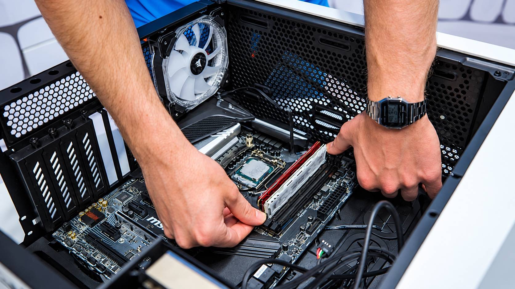 DDR4 内存重出江湖，PC 终于癫成我不认识的样子