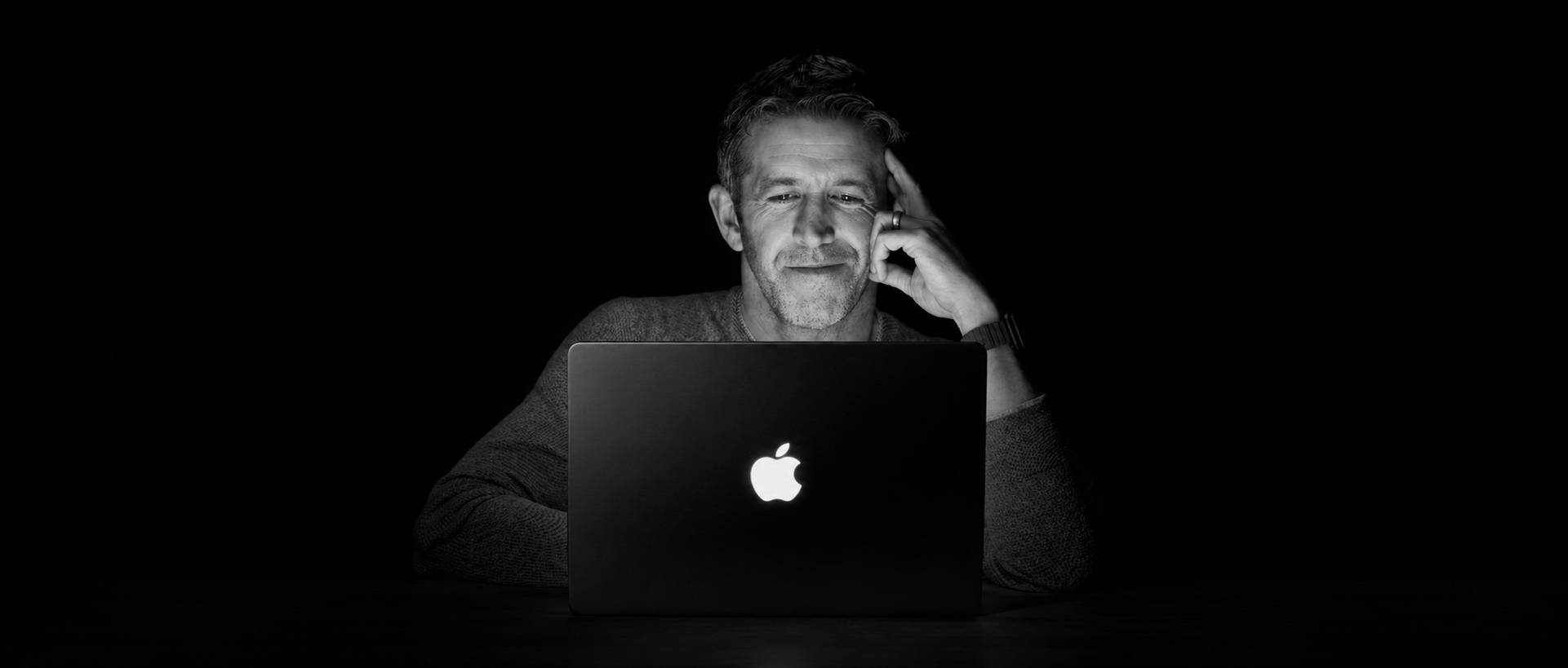 早报｜触屏MacBook Pro发布，发光logo回归/Gemini 4 Carbon发布，超越Opus 5.5/马斯克招寿司厨师，每天需能站立10小时